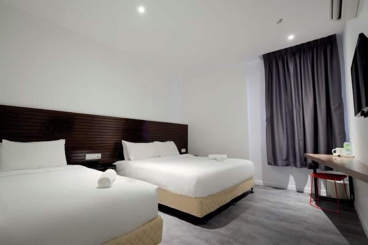 Escritorio, cortinas blackout y tabla de planchar con plancha