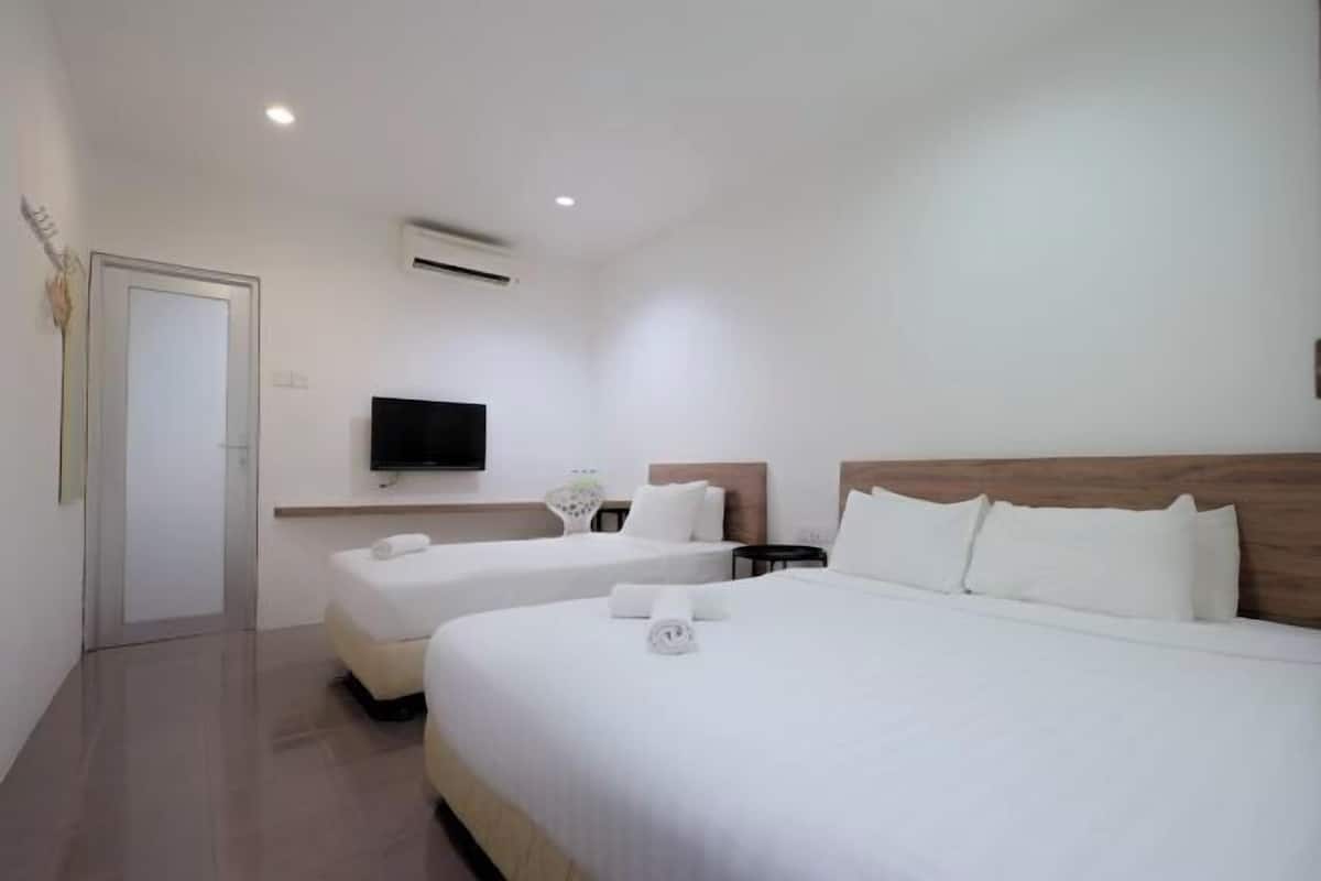 Escritorio, cortinas blackout y tabla de planchar con plancha