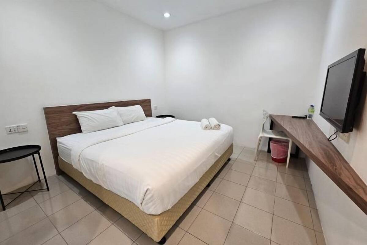 1 slaapkamer, een bureau, verduisterende gordijnen