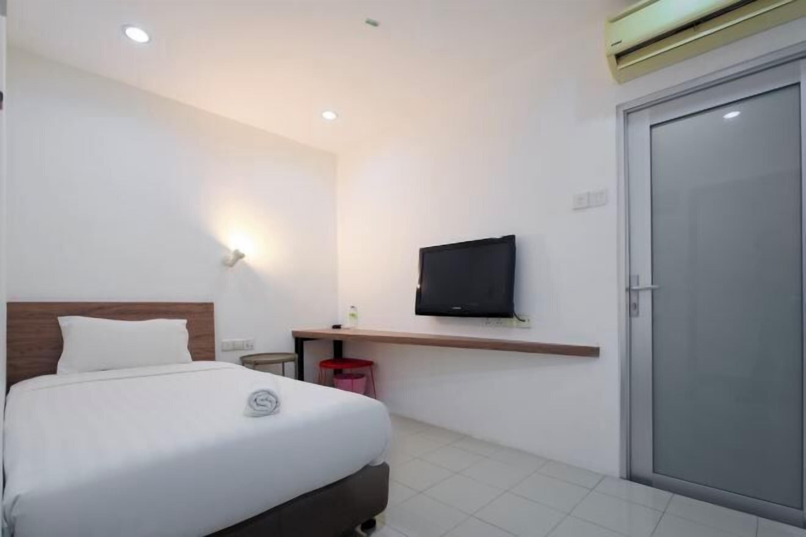 办公桌、遮光窗帘、熨斗/熨板、免费 WiFi