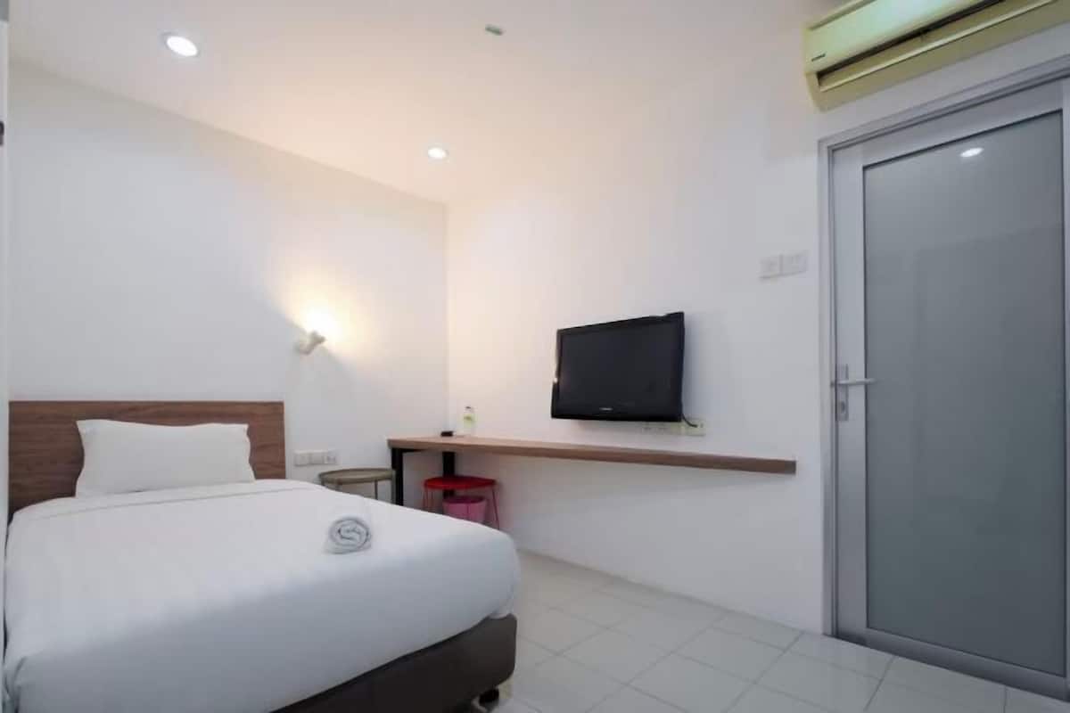 Desk, blackout drapes, iron/ironing board, free WiFi