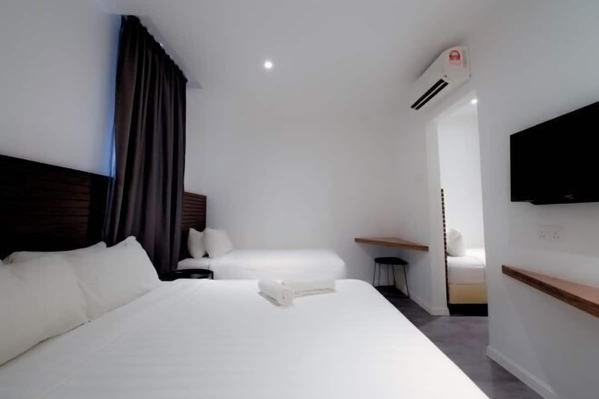 Escritorio, cortinas blackout y tabla de planchar con plancha