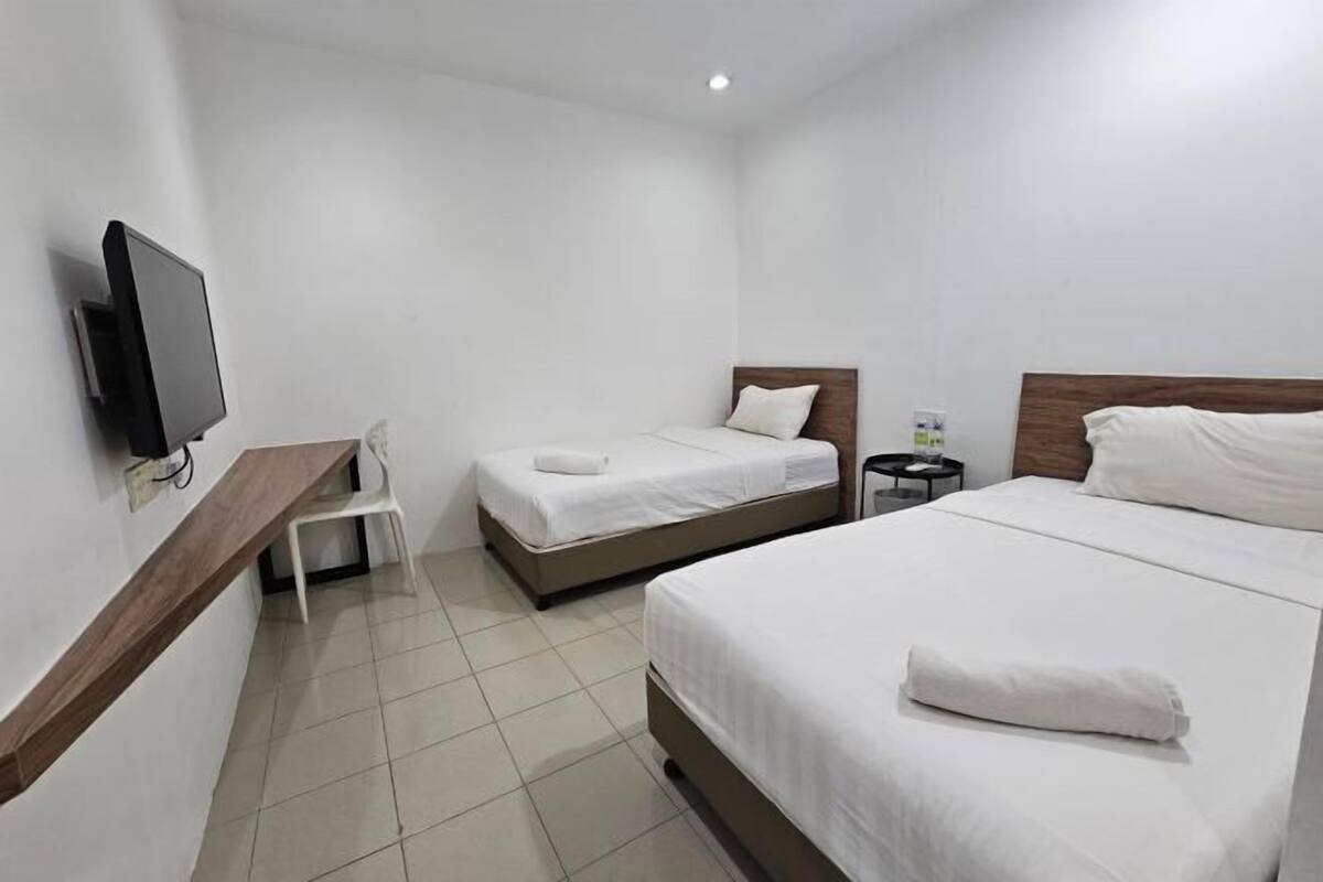 1 slaapkamer, een bureau, verduisterende gordijnen