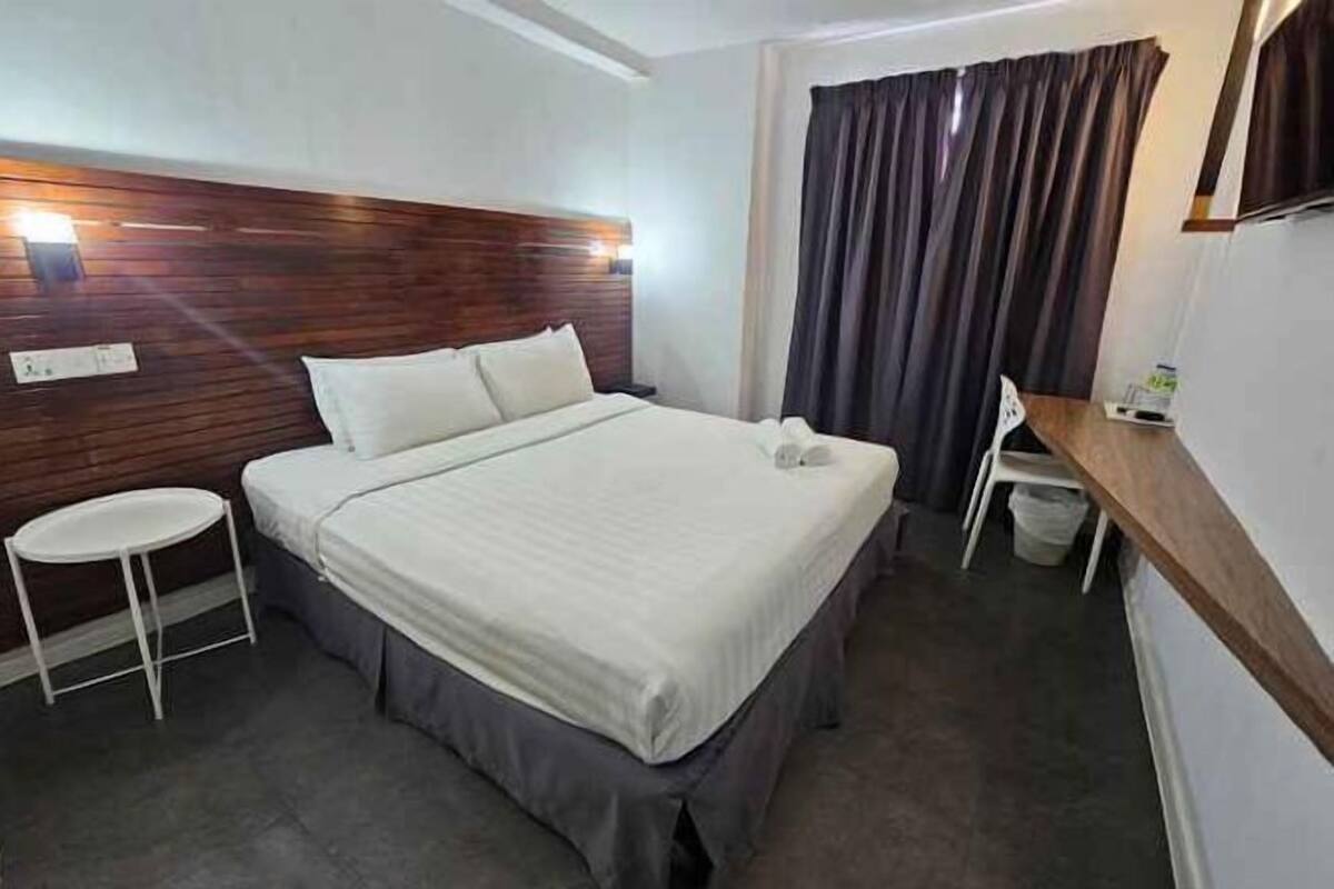 Escritorio, cortinas blackout y tabla de planchar con plancha