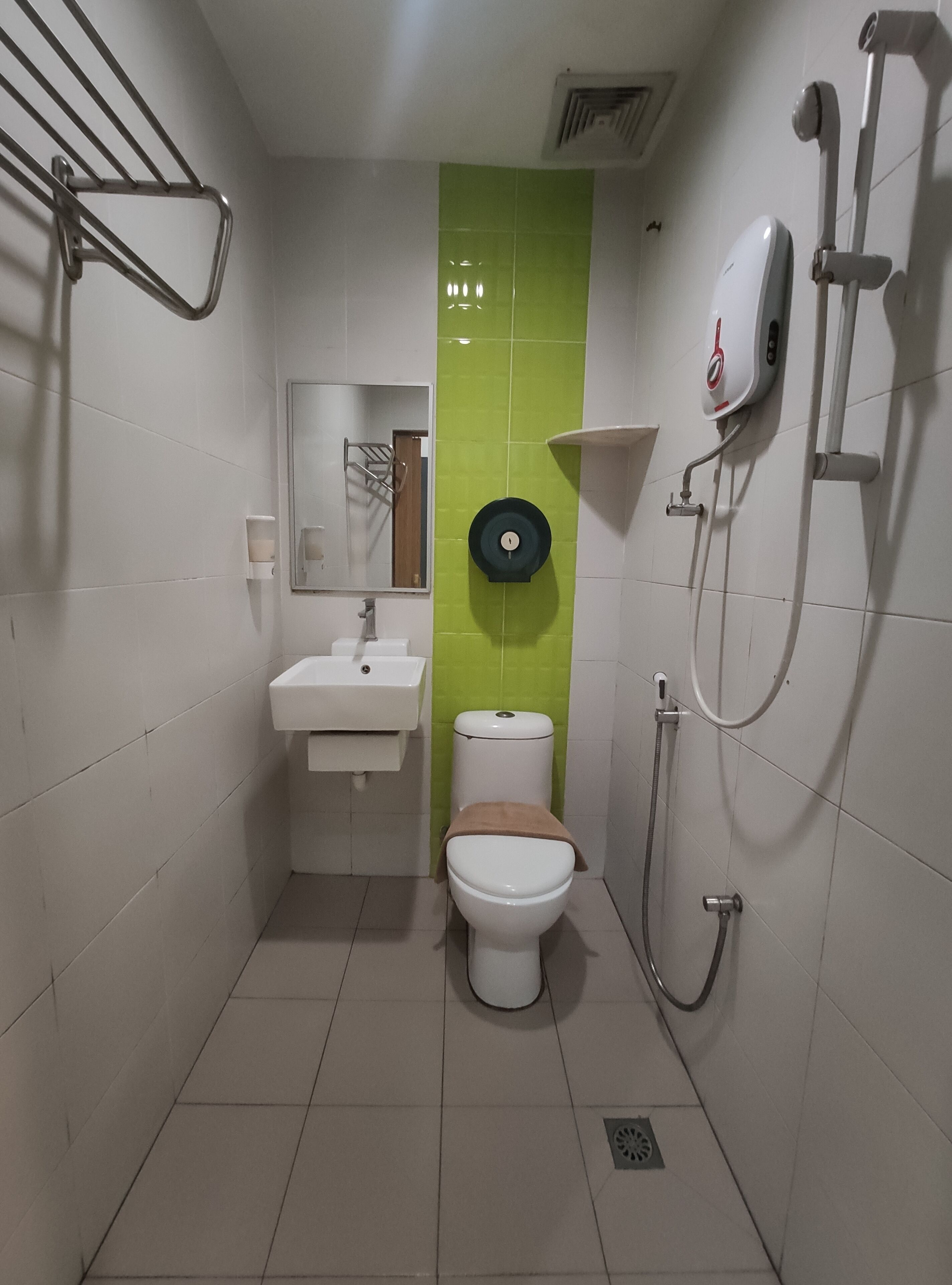 Ein kleines Badezimmer mit Toilette, Waschbecken und Dusche.