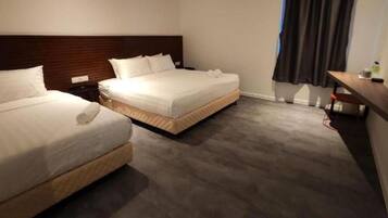 Escritorio, cortinas blackout y tabla de planchar con plancha