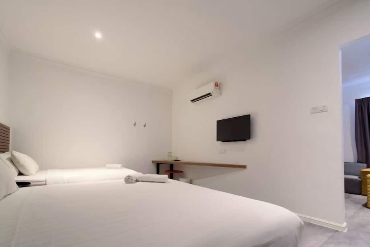 Escritorio, cortinas blackout y tabla de planchar con plancha