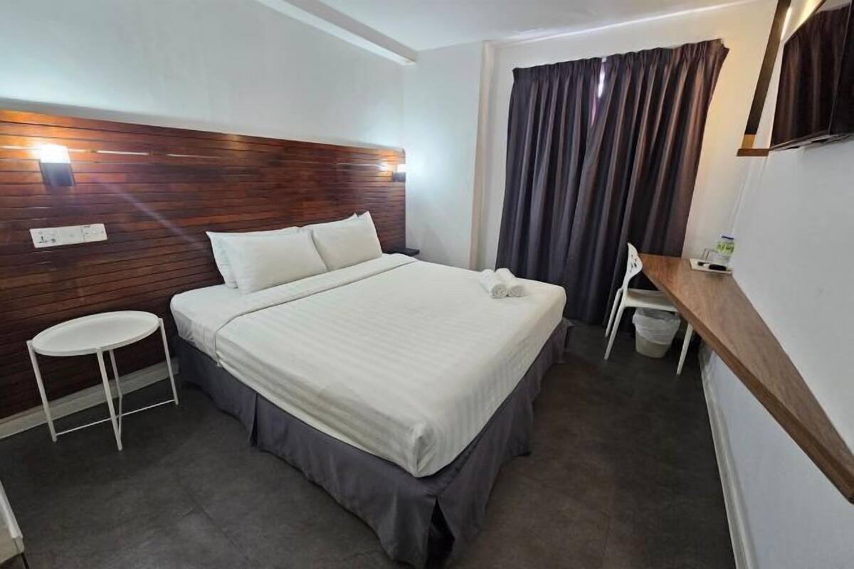 1 slaapkamer, een bureau, verduisterende gordijnen