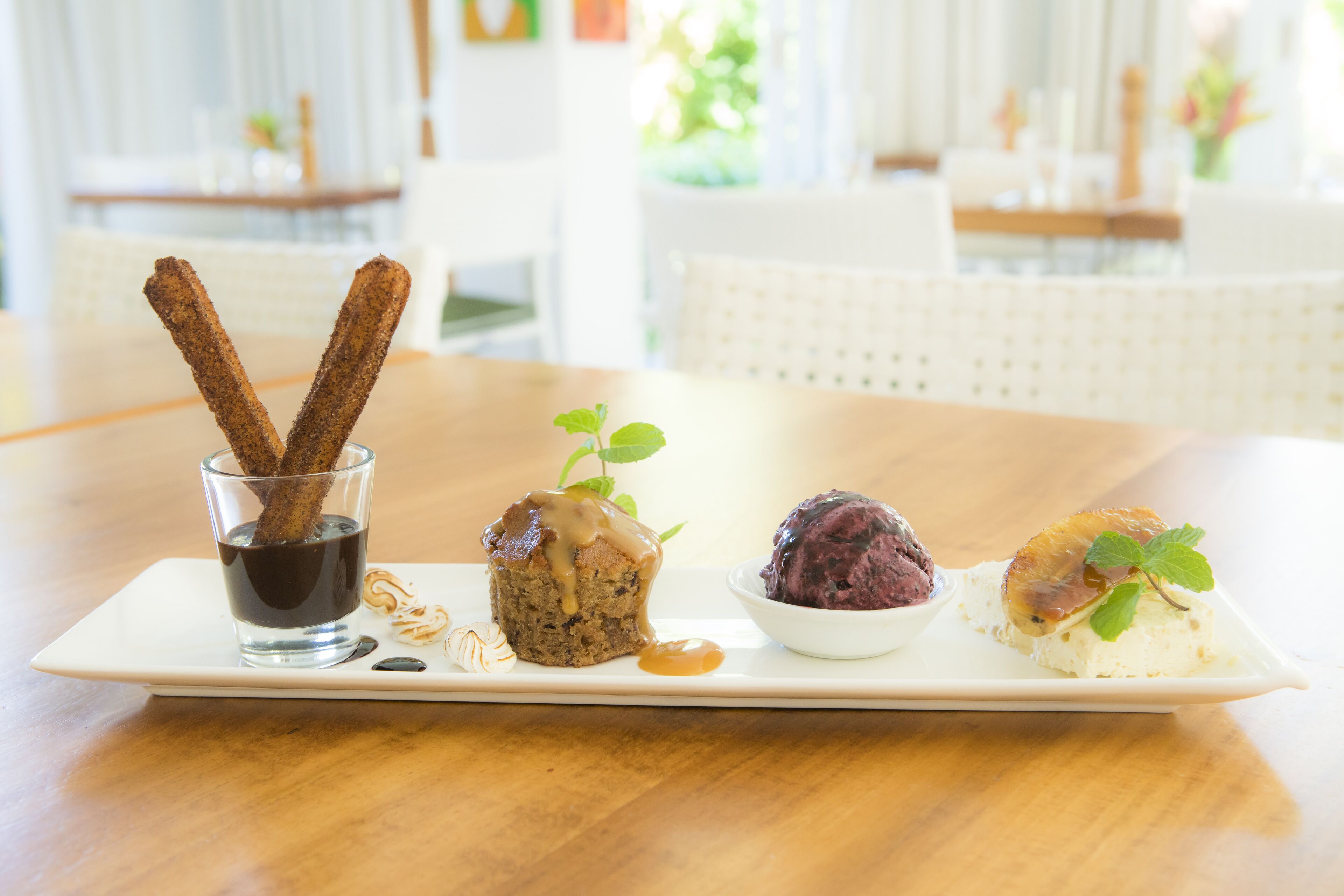 Un plateau de desserts avec divers types de friandises, présenté sur une assiette blanche.