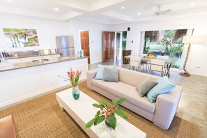 Suite, 1 Bedroom | Living area