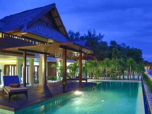 Outdoor pool, pool umbrellas, pool loungers - Mala Garden Resort & Spa (Gili Trawangan)