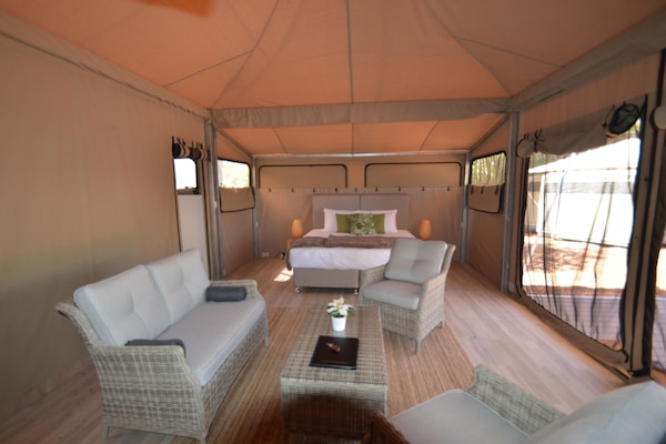 Tente Luxe, 2 chambres, salle de bains attenante, en mezzanine | Fer et planche à repasser, draps fournis