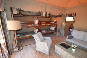 Luksustelttamajoitus, 2 makuuhuonetta, kylpyhuone makuuhuoneen yhteydessä, puolikerroksessa | Silitysrauta/-lauta