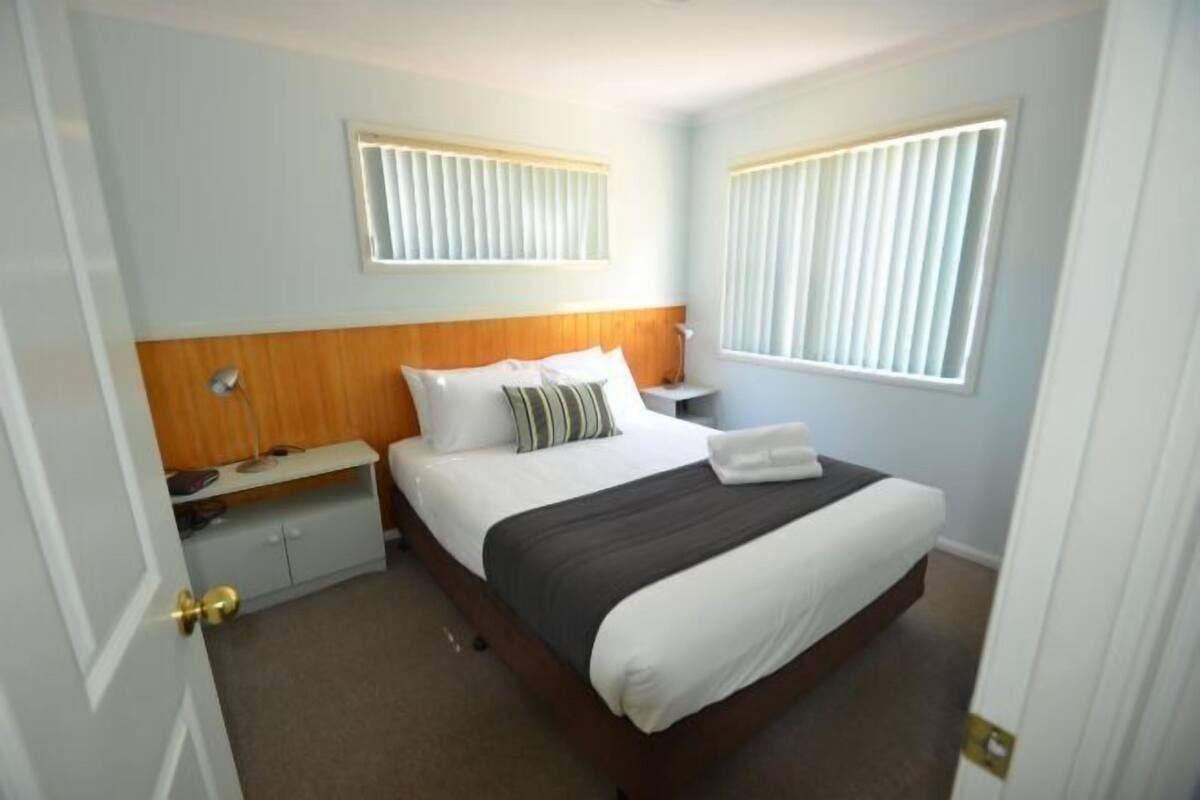 Iron/ironing board, bed sheets