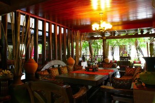 Se sirven desayunos, almuerzos y cenas; cocina tailandesa