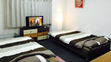 Twin Room (#302) | Desk, WiFi (free)