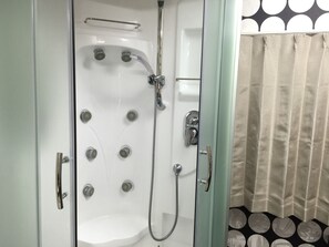 Habitación con 2 camas individuales, baño privado (#303) | Regadera en el baño