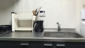 Keittiössä on ruostumattomasta teräksestä valmistettu pesuallas, vedenkeitin, astiateline ja kahvinkeitin.