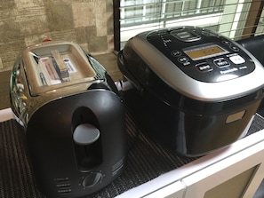 A kitchen with a toaster and a rice cooker on the counter. - GIS Guest House Tokyo (Tokyo)
