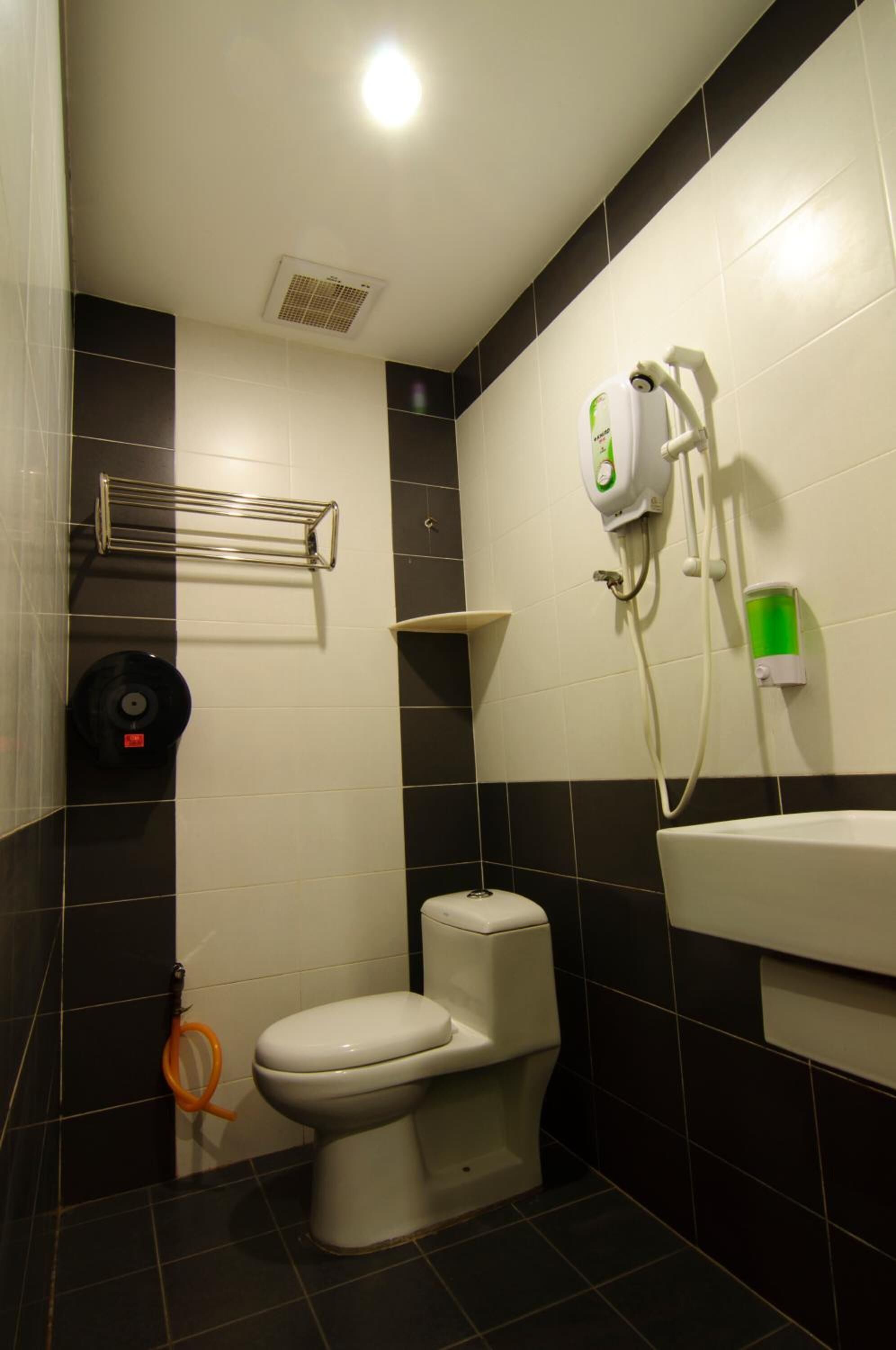 Shower, hydromassage showerhead, free toiletries, hair dryer