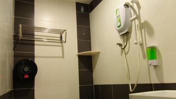 Shower, hydromassage showerhead, free toiletries, hair dryer