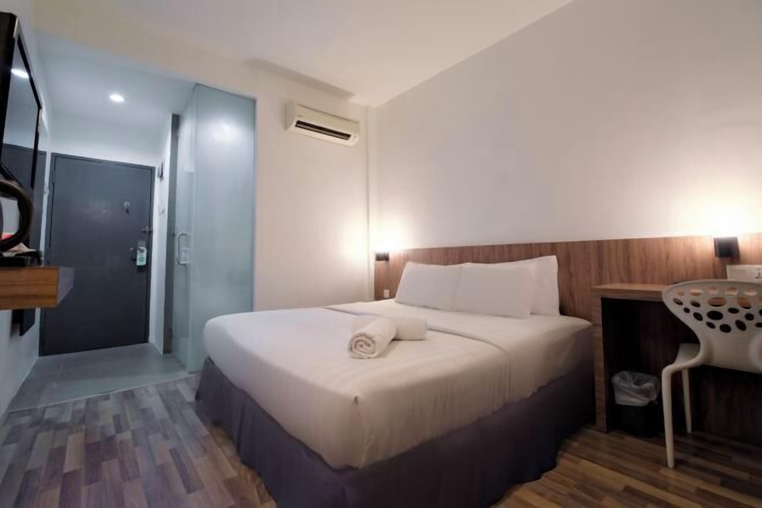 Bureau, rideaux occultants, fer et planche à repasser, Wi-Fi gratuit