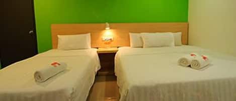 Escritorio, cortinas blackout y tabla de planchar con plancha