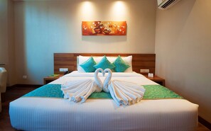Egyptian cotton sheets, premium bedding, down duvets, in-room safe - Hotel Le Roi Haridwar @ Har Ki Pauri Road (Haridwar)