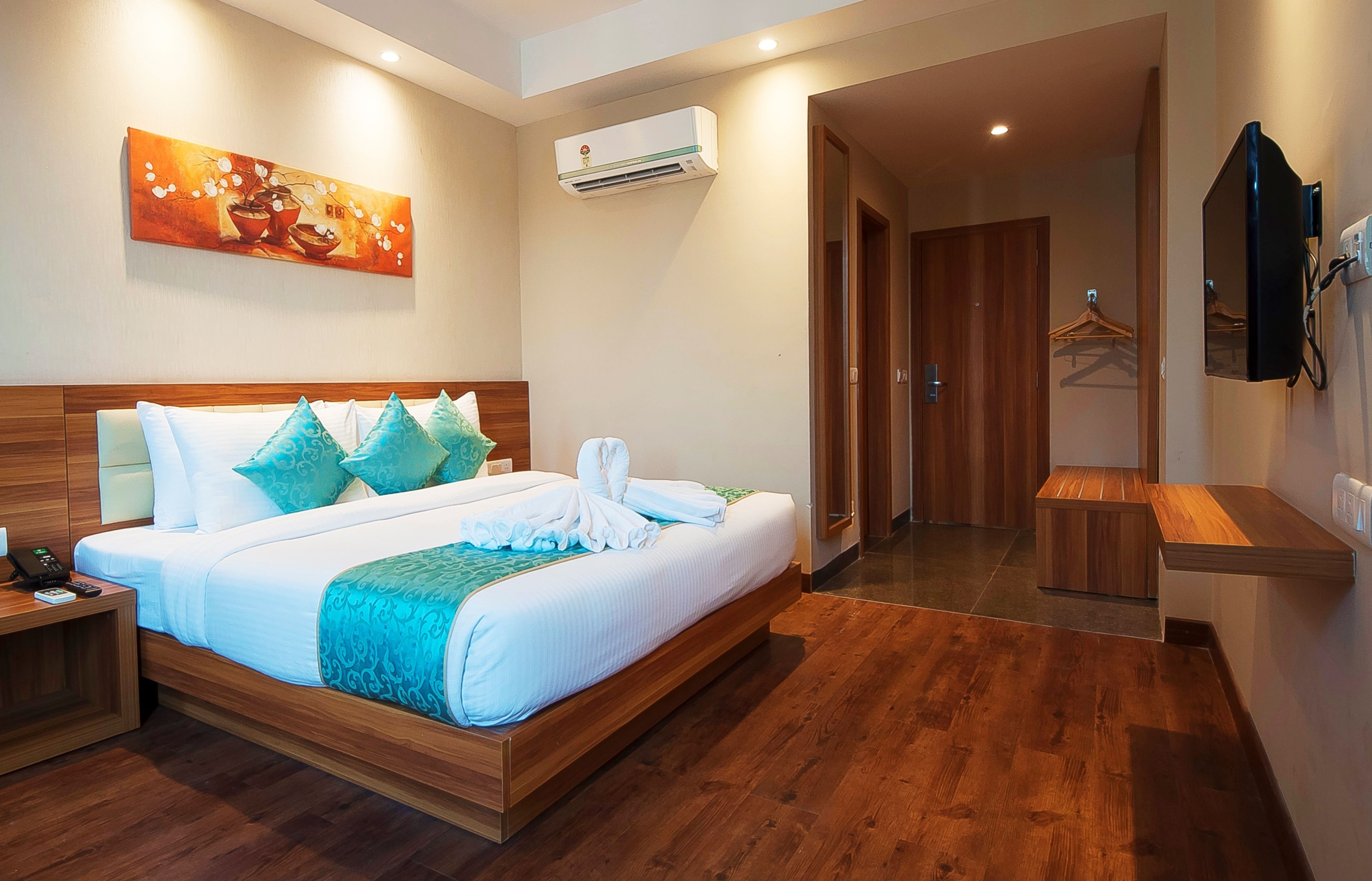 Egyptian cotton sheets, premium bedding, down duvets, in-room safe