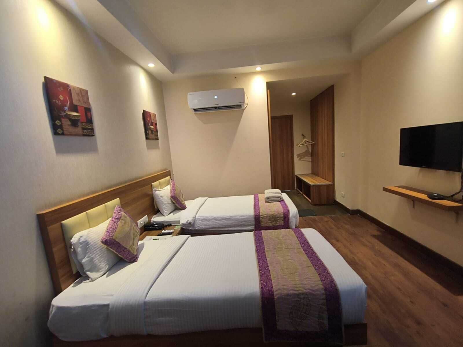 Deluxe Twin Room | Egyptian cotton sheets, premium bedding, down comforters, in-room safe