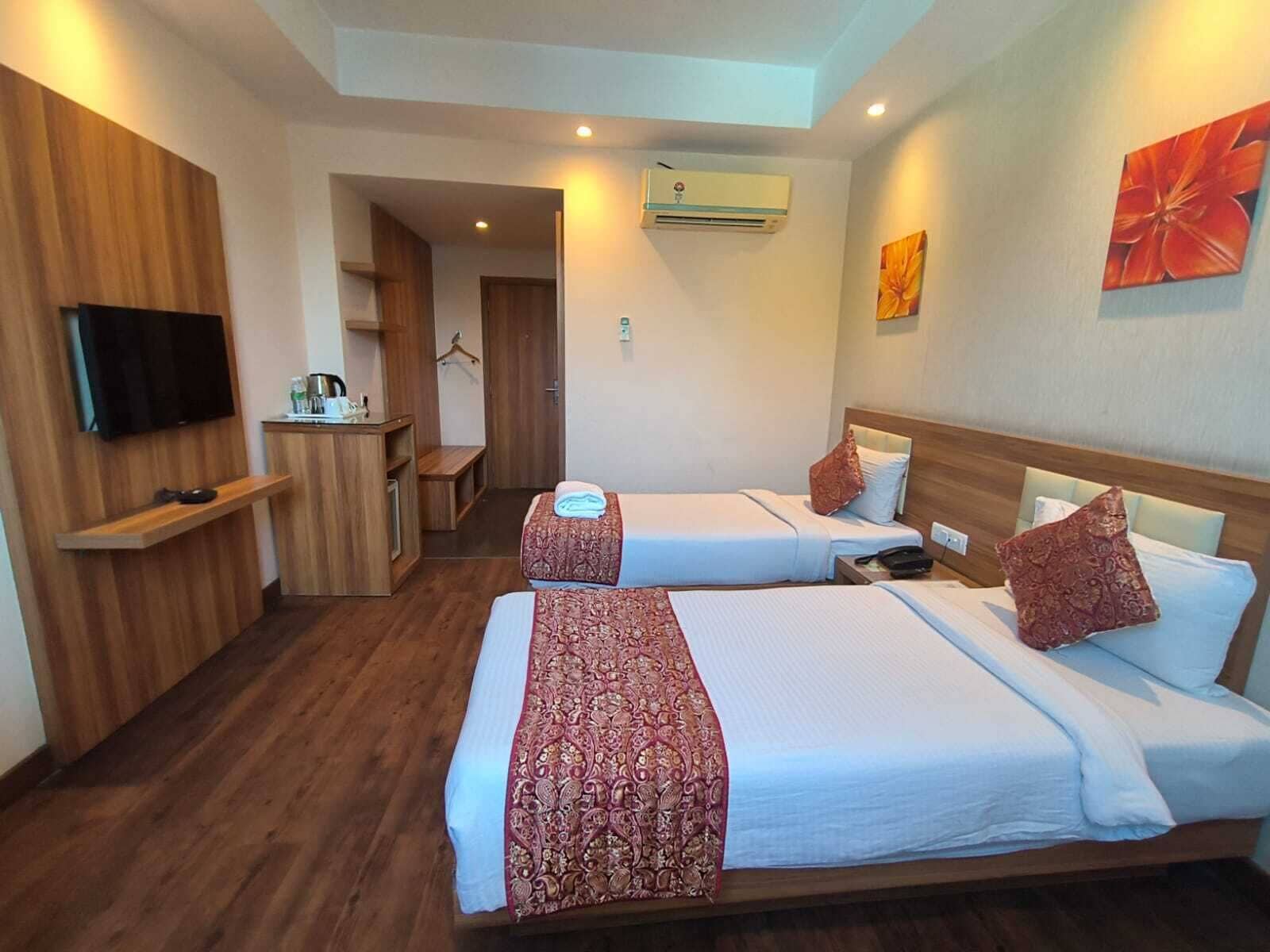 Premium Twin Room | Egyptian cotton sheets, premium bedding, down comforters, in-room safe