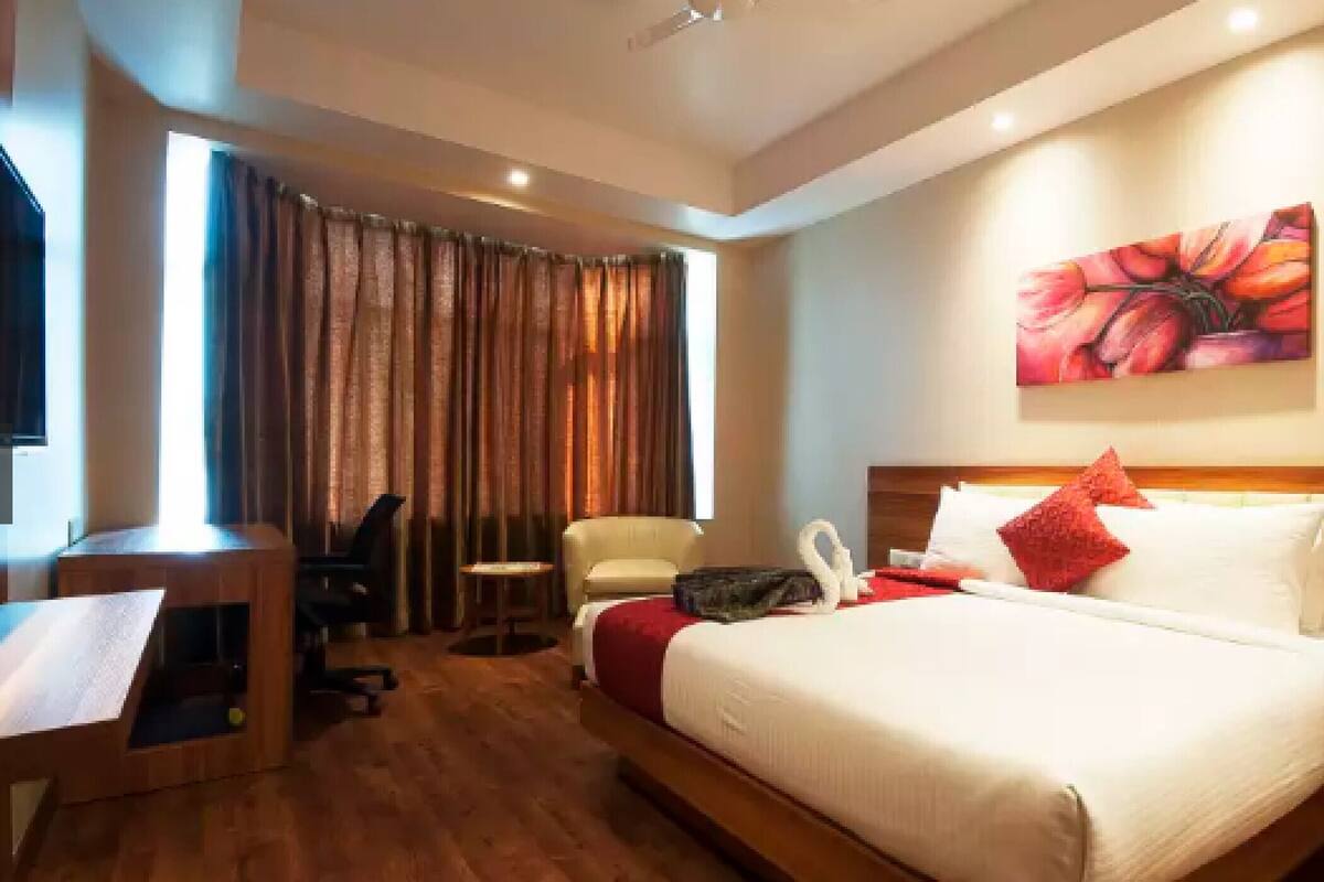Egyptian cotton sheets, premium bedding, down duvets, in-room safe