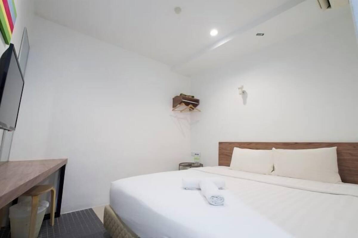 Een bureau, een strijkplank/strijkijzer, gratis wifi