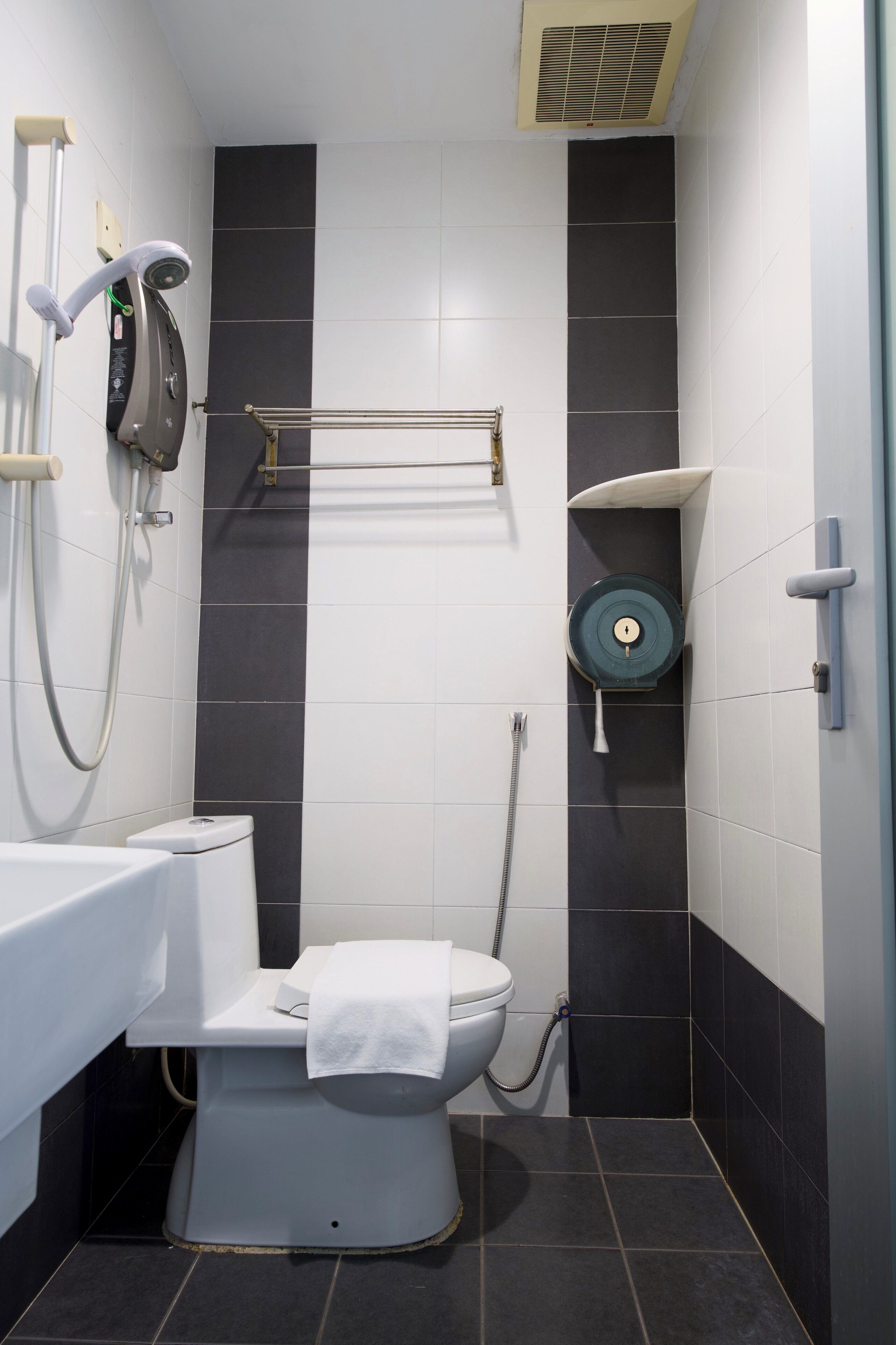 Ducha, artículos de tocador gratuitos, toallas