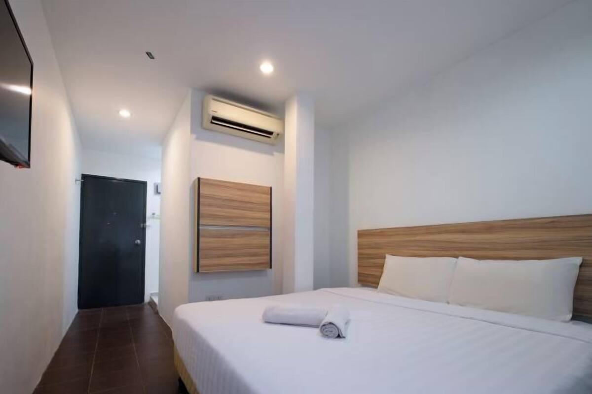 Een bureau, een strijkplank/strijkijzer, gratis wifi