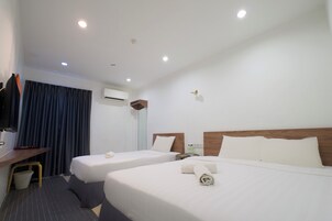 Escritorio, tabla de planchar con plancha y wifi gratis 