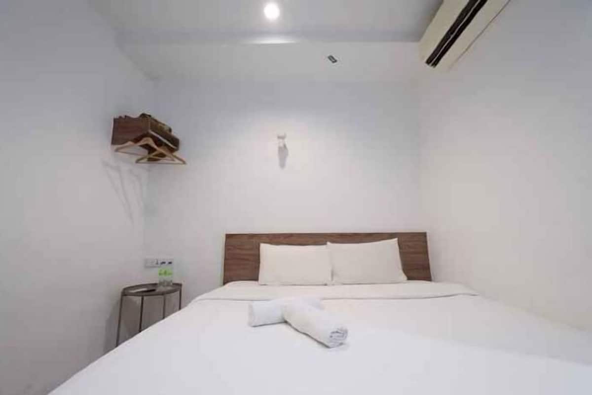 Bureau, fer et planche à repasser, accès au Wi-Fi (inclus)