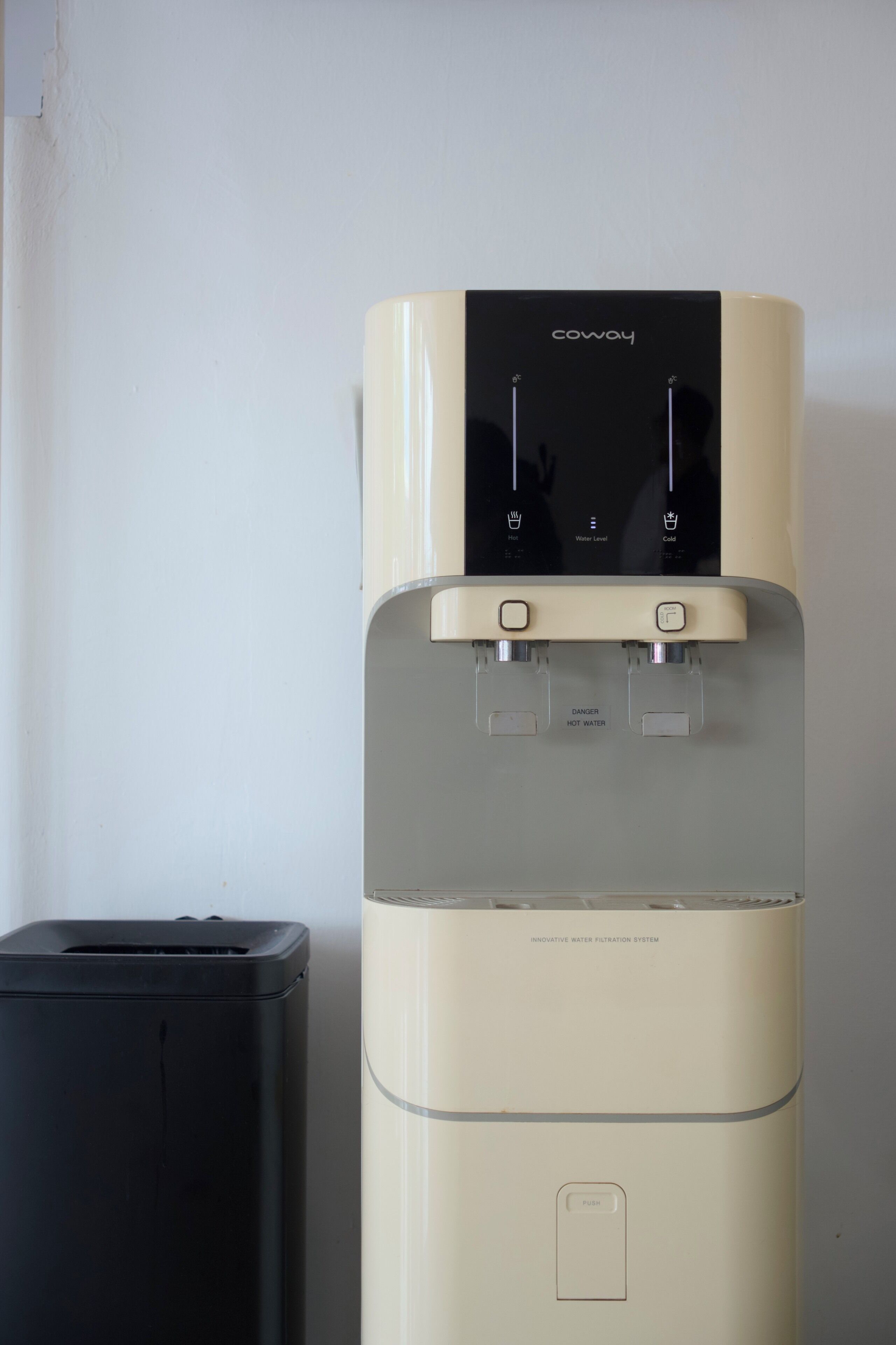 Sistema de filtrado de agua con panel de control y dos dispensadores.