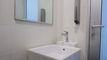 Standard-Doppelzimmer, 1 Doppelbett | Badezimmer | Dusche, kostenlose Toilettenartikel, Handtücher