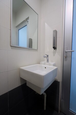 標準雙人房, 1 張標準雙人床 | 浴室 | 淋浴設備、免費梳洗用品、提供毛巾