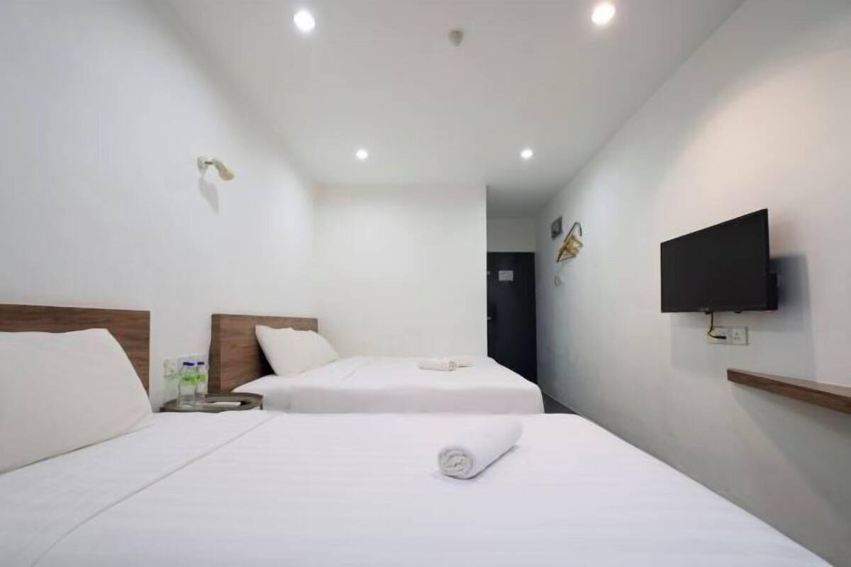 Een bureau, een strijkplank/strijkijzer, gratis wifi