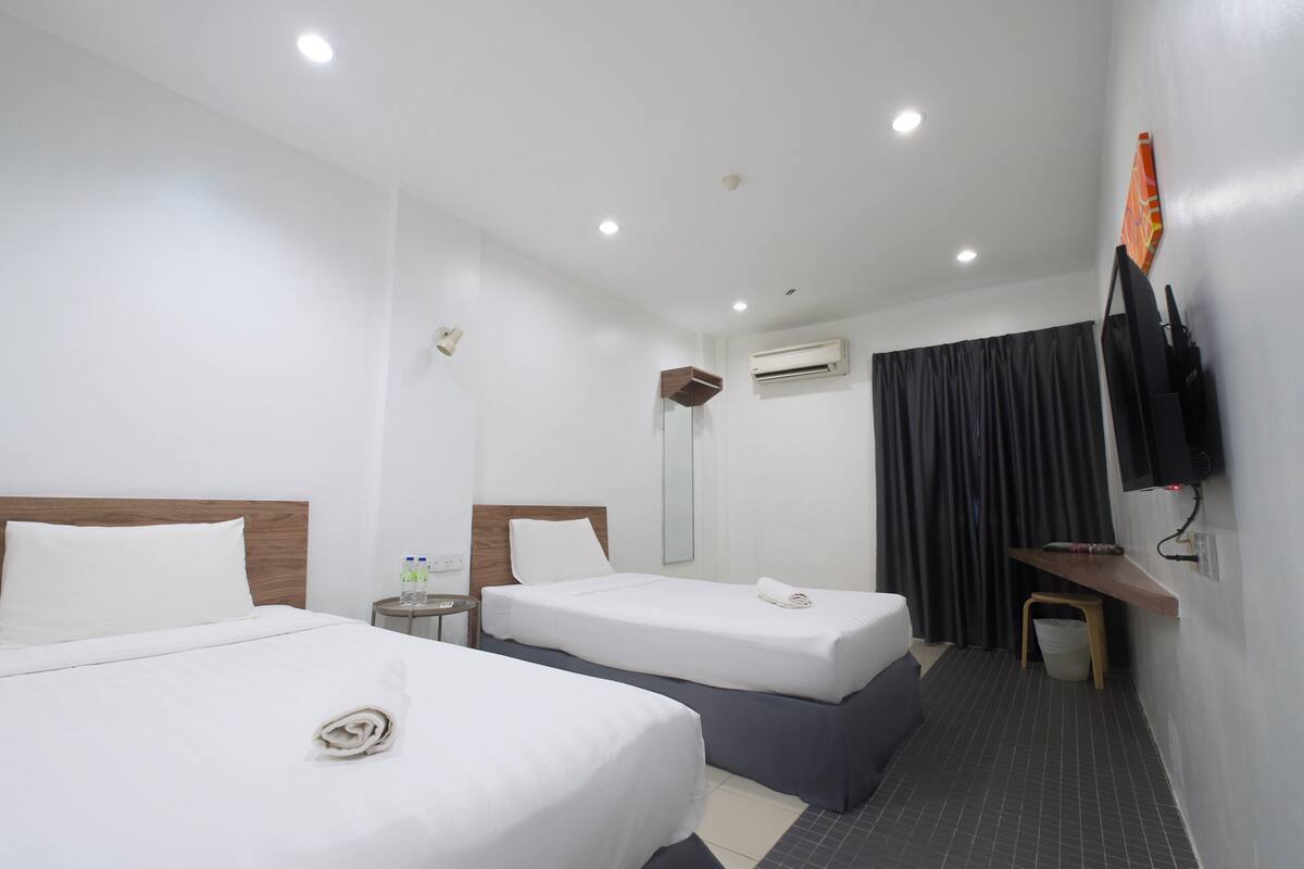 Standard Twin Room, 2 Twin Beds | Desk, iron/ironing board (on request), WiFi (free)