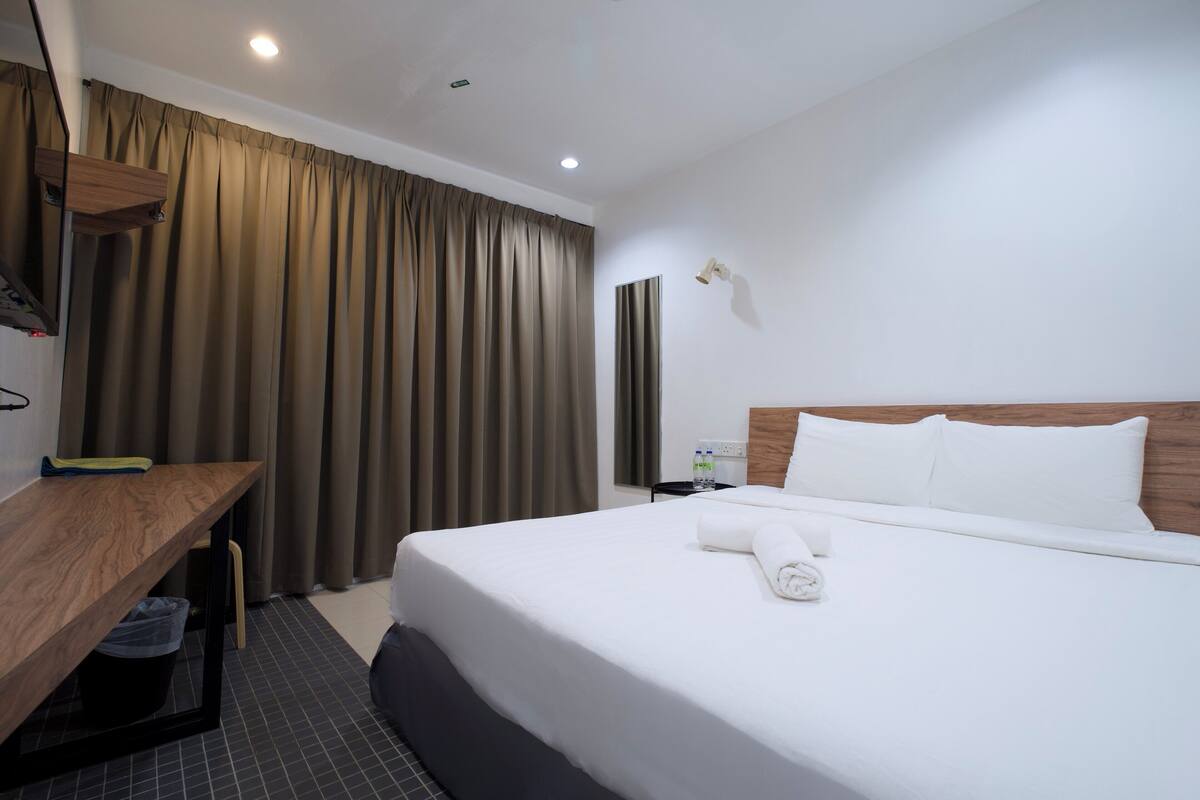 Standard Double Room, 1 Double Bed | Desk, iron/ironing board (on request), WiFi (free)