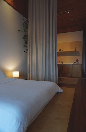 华丽双人房, 1 张大床, 厨房, 部分海洋景观 | 高档床上用品、迷你吧、遮光窗帘、免费 WiFi