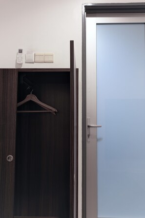 Premier Double Room | Wardrobe