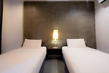 Premier Twin Room | Desk, iron/ironing board, free WiFi, bed sheets