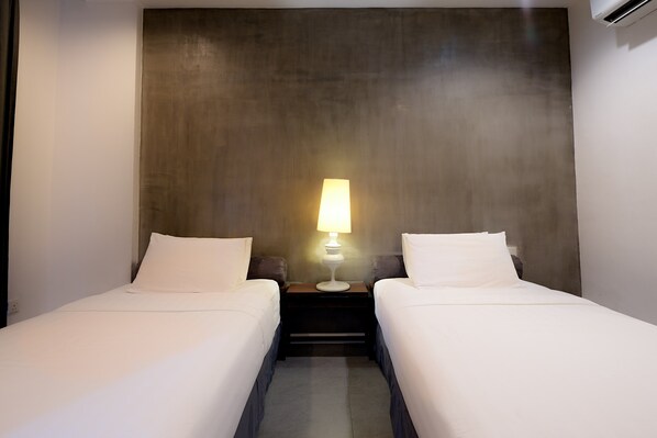 Premier Twin Room | Desk, iron/ironing board, free WiFi, bed sheets