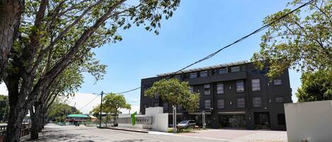 Un edificio moderno con un cartel que indica un hotel.