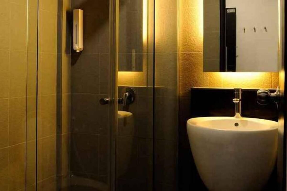 Shower, rainfall showerhead, free toiletries, hair dryer