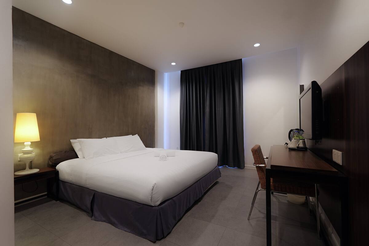 Habitación doble Premier | Escritorio, tabla de planchar con plancha, wifi gratis y ropa de cama 